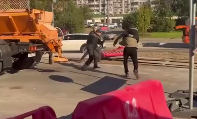 В центре Москвы мигрант, вооруженный бутылкой с зажигательной смесью и ножом, напал на полицейских. Пришлось вмешаться простым мужикам.