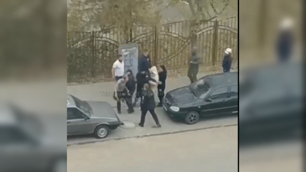 Трое южан напали на полицейских с ножом возле детского сада, но пуля, выпущенная из ПМ, быстро охладила их пыл.