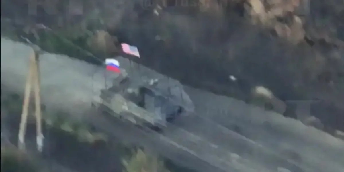 Киев отреагировал на видео с россиянами на трофейной американской технике с флагами РФ и США
