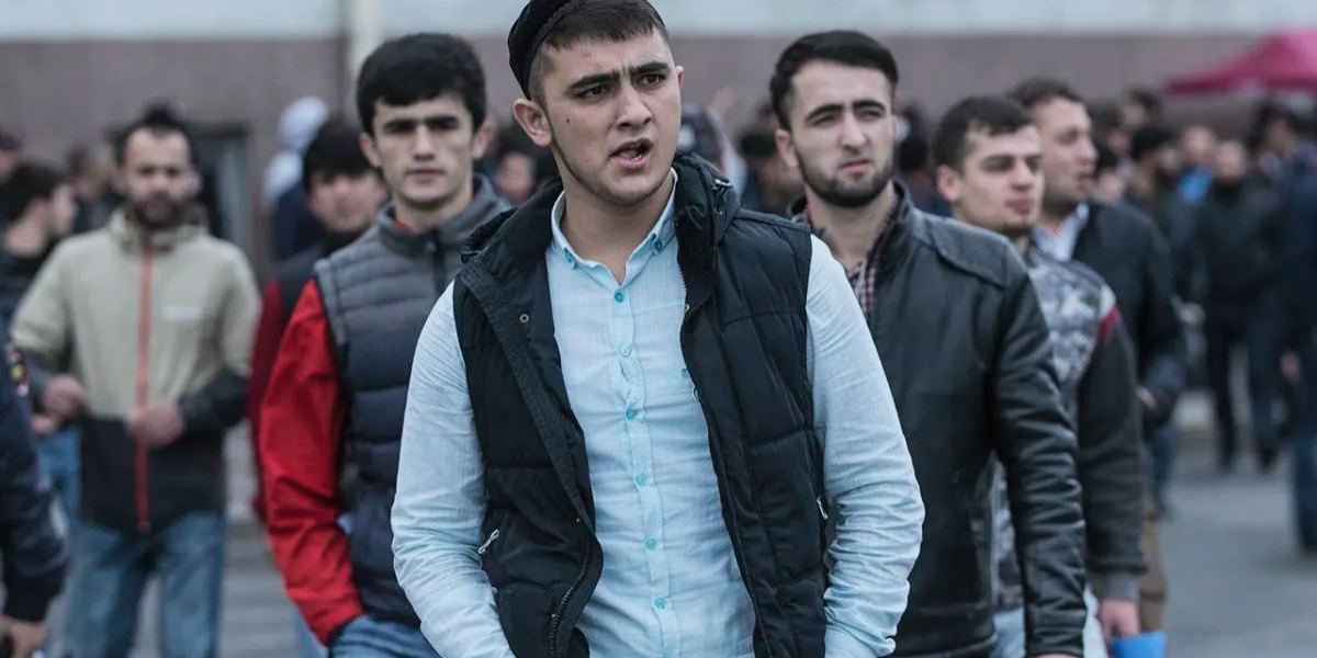Мигранты так возмутились что сын подвёз прямо к подъезду свою больную маму и перекрыл проезд, что теперь она снова в больницу попала