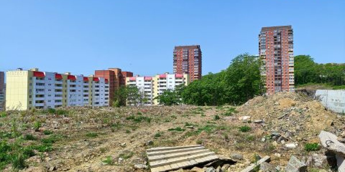 Дом героев СВО во Владивостоке страдает от потопов, ржавой воды и неработающих лифтов