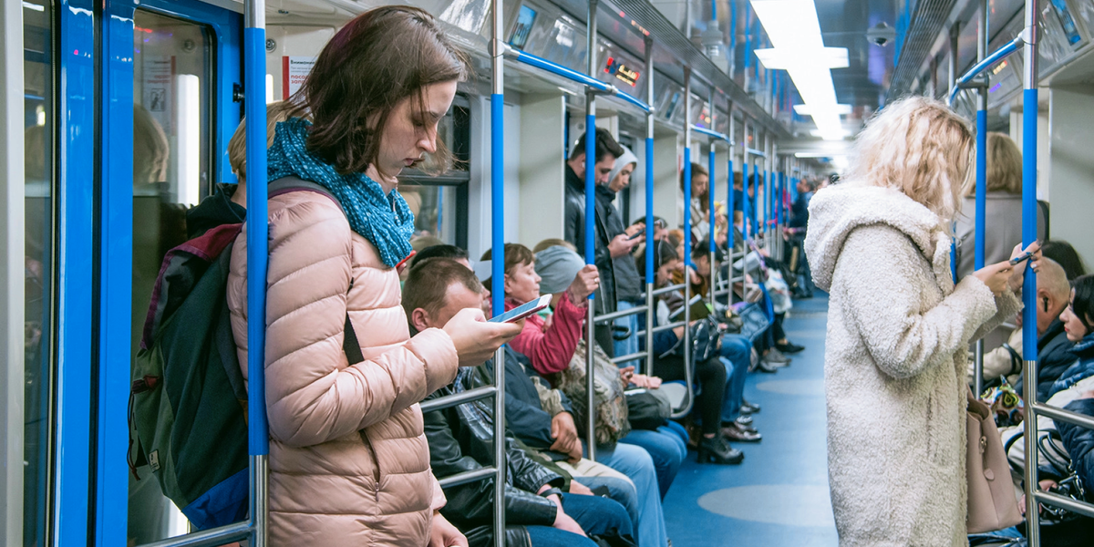Находчивость этой женщины помогла девушке избавиться от  любвеобильного приезжего в вагоне метро