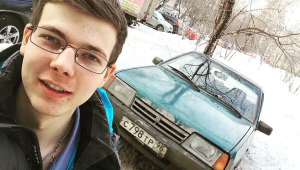 «Шурик» из Екатеринбурга защитил девушку и в одиночку «вывез» трех нерусских амбалов, отправив самого крепкого в нокаут.