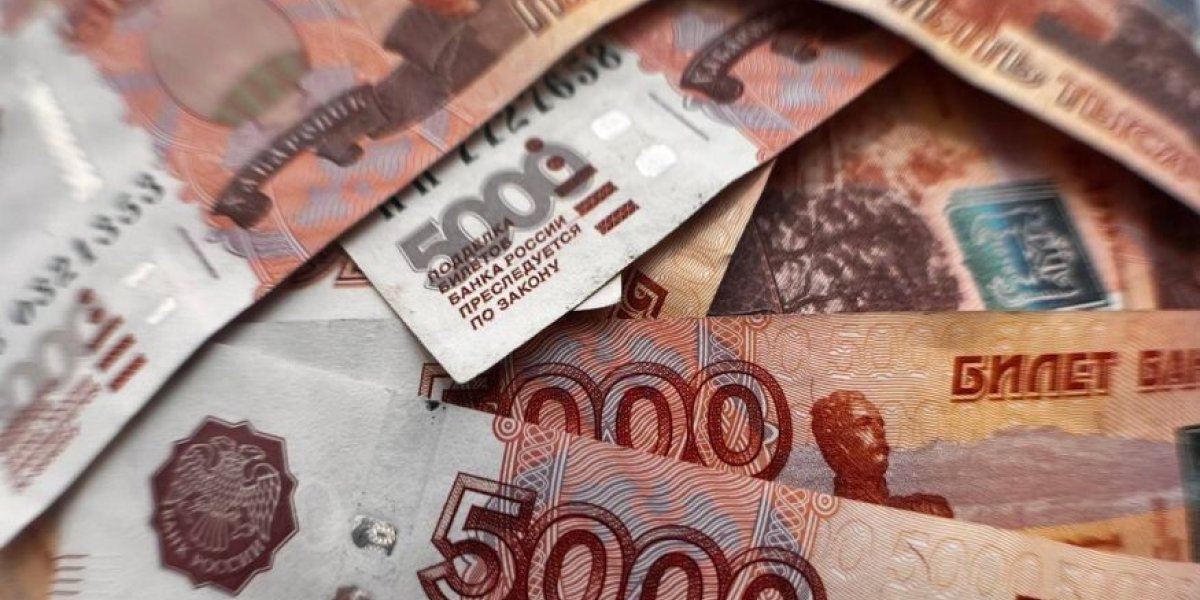 Россияне стали получать по 100 тыс. рублей. Эксперты подсчитали среднюю зарплату