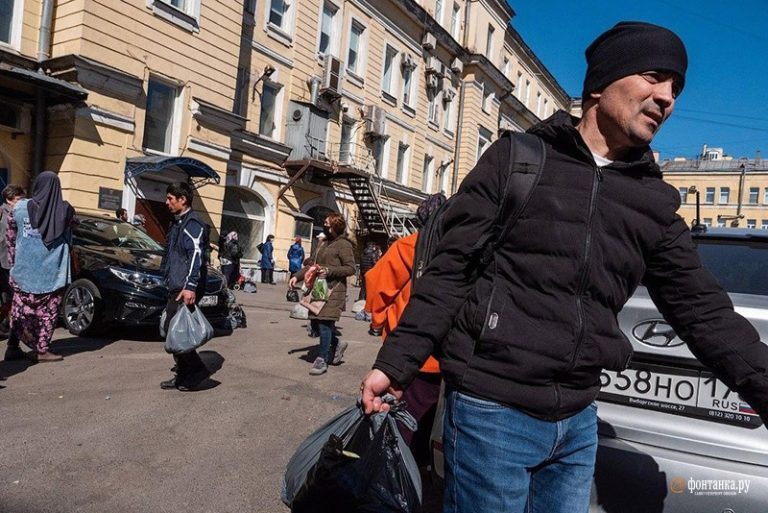 «Вы без нас пропадёте»: после того как муж лишился работы курьера, таджичка назвала Россию хамской страной и предрекла россиянам хаос.