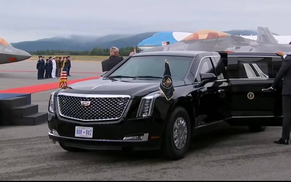 Путин и Трамп вместе отправились к месту переговоров в Анкоридже