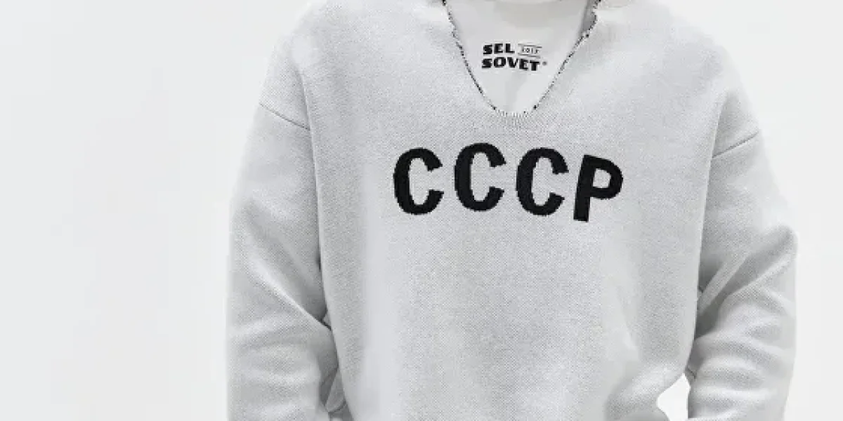 Сергей Лавров прибыл на Аляску в свитере с надписью "СССР" челябинского бренда. Его тут же раскупили