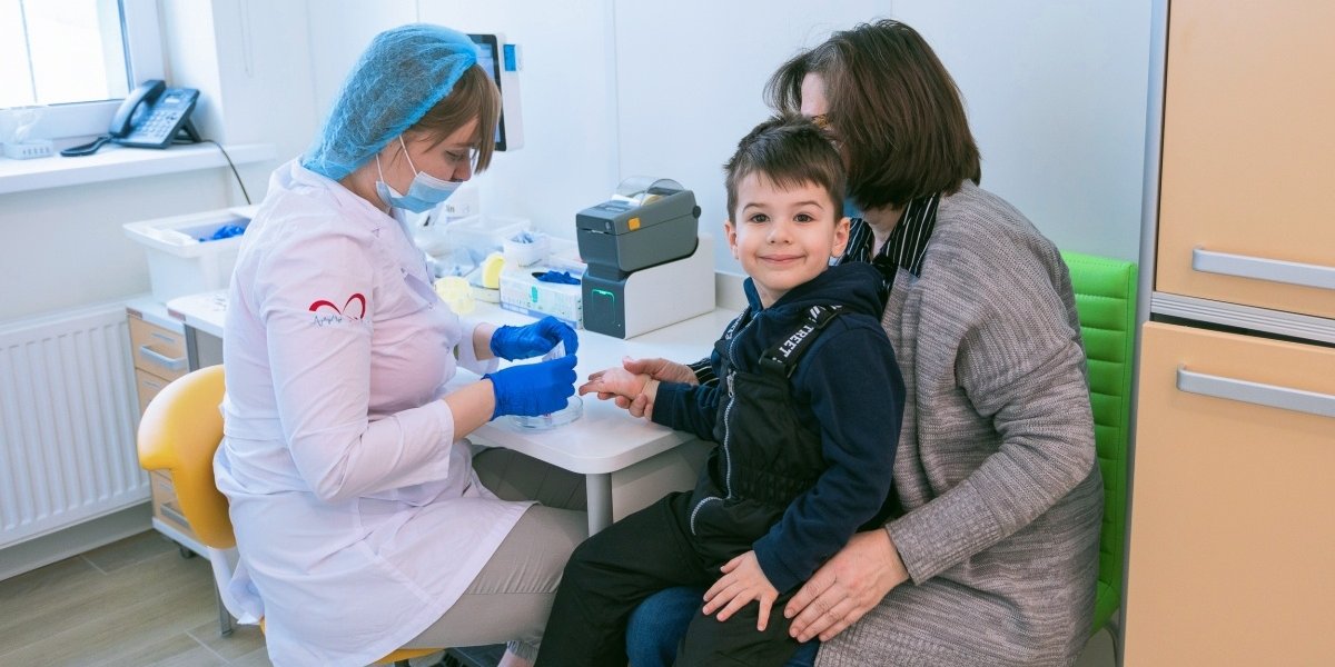 Приезжей в поликлинике не понравилось как чужая девочка по коридору бегала и шумела: решила сама разобраться с непослушным ребёнком