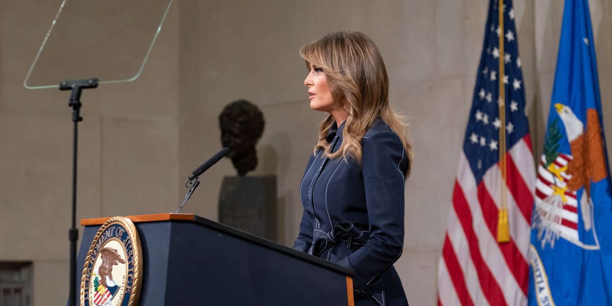 Раскрыто содержание письма первой леди США: о чем писала Мелания Трамп Путину