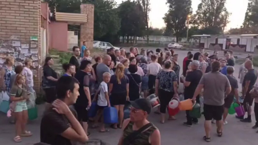 "Надо объявлять ЧС, прислать военных и спасателей – иначе не выживем": В Донбассе народ ищет воров