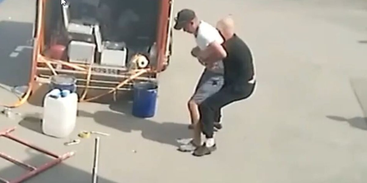 Вонзил в асфальт: этнобанда напала на рабочего на АЗС в Новосибирской области