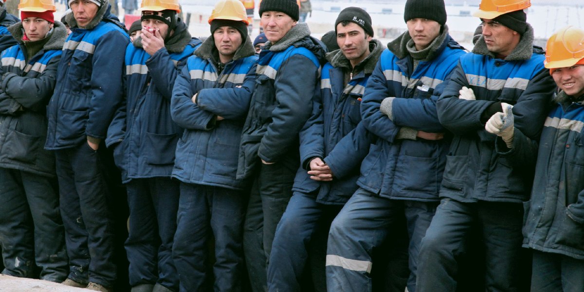 Не на ту нарвались: открываю дверь, а там мигрант протягивает пакет–положи в холодильник мой обед, а другой и вовсе в Ромео записался