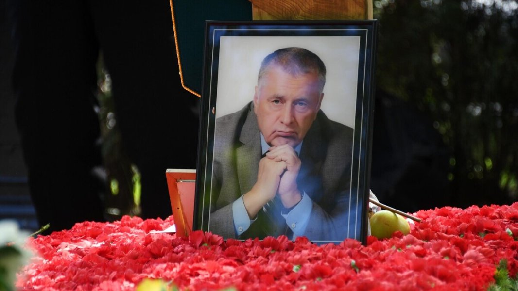 После смерти жизни нет: "соколы Жириновского" переругались между собой и гробят партию