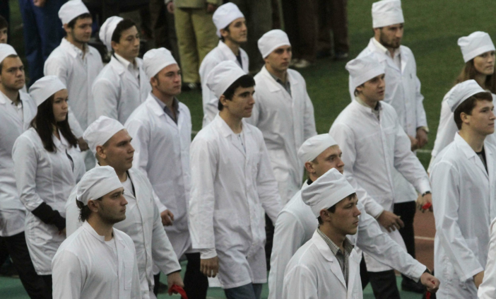 «Брат, потерпи, само всё пройдет»: в столичной клинике хирург в тюбетейке пациенту с угрозой ампутации назначил осмотр через 2 месяца.