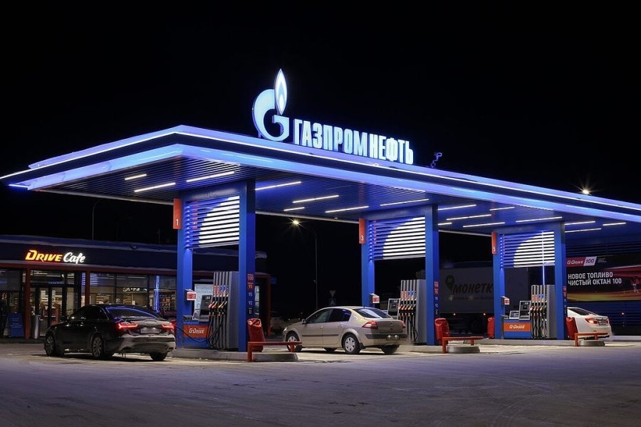 Почему у нас дорожает бензин, если в мире дешевеет нефть? Объясняем, как устроены цены на заправках