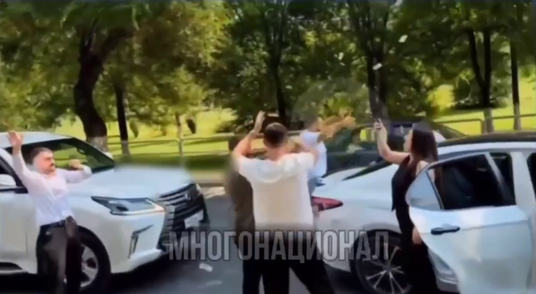 Кавказцы перекрыли главную улицу в Самаре и, разбрасывая деньги, час отплясывали лезгинку, не пропуская скорую. В итоге народ не выдержал.