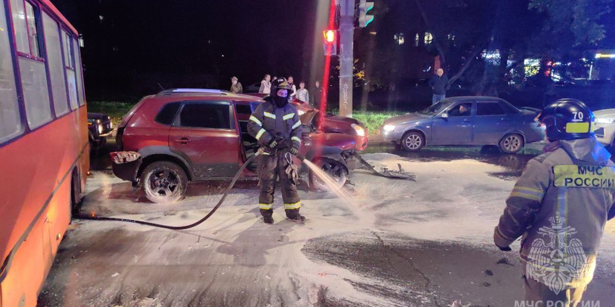 В Нижнем Новгороде столкнулись автобус и иномарка из-за упрямых водителей