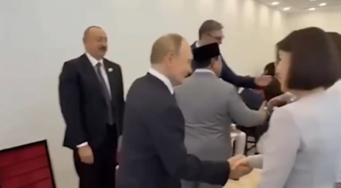 "Конфуз Алиева виден на лице": Когда зашёл Путин, все изменились. Военкор: "А теперь внимание на супругу"