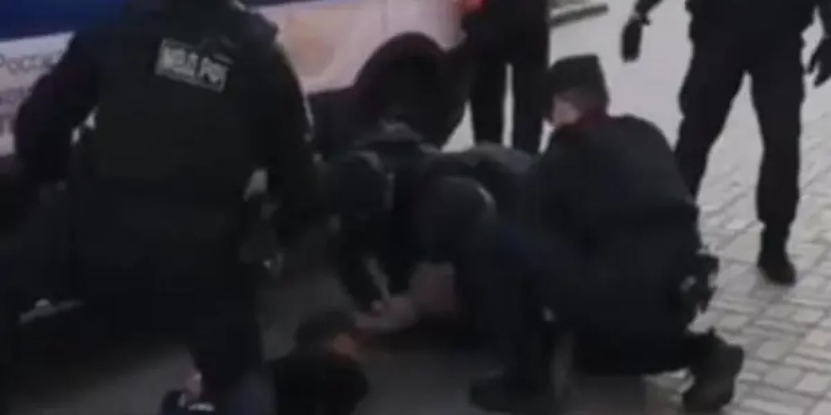 "Пакуем всех!". На мат и угрозы полиция не церемонилась. Видео задержаний кавказцев и азербайджанцев