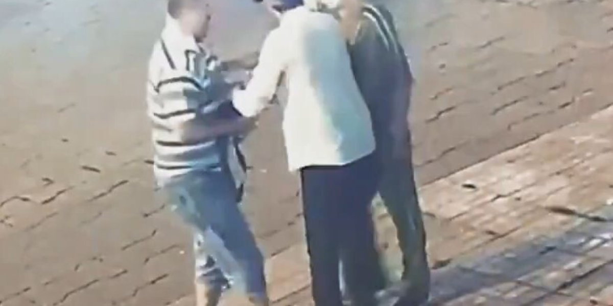 Нападение в центре Москвы: двое кавказцев избили и «отработали» мужчину на глазах у равнодушных зевак