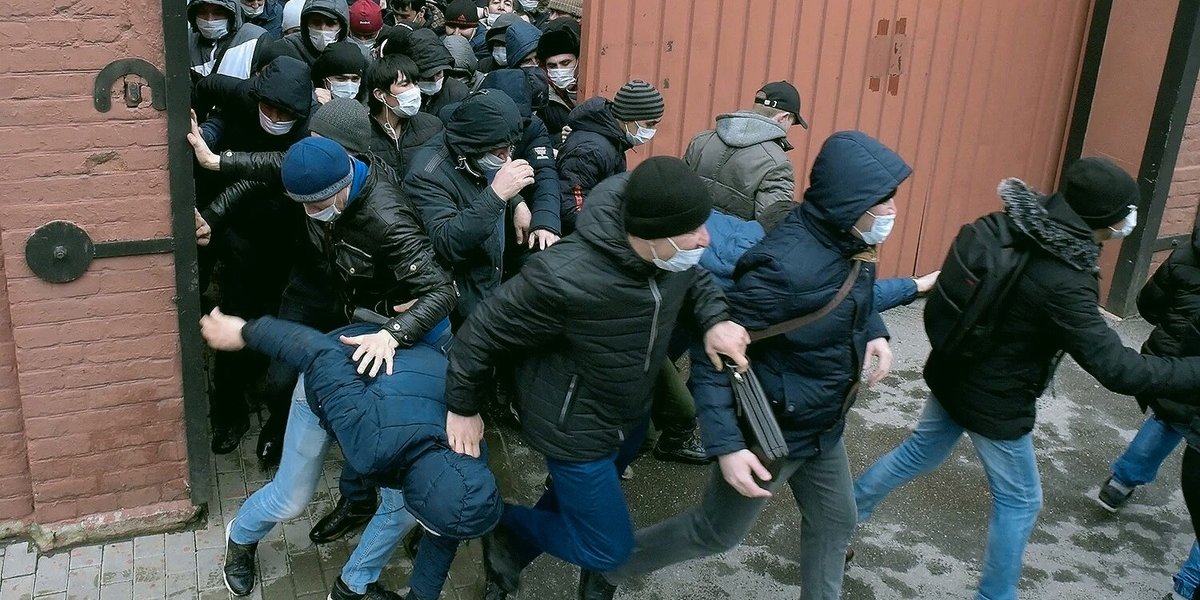 Уже месяц жителям этого дома не до сна, а с пяти утра и вовсе музыка, крики и разборки приезжих