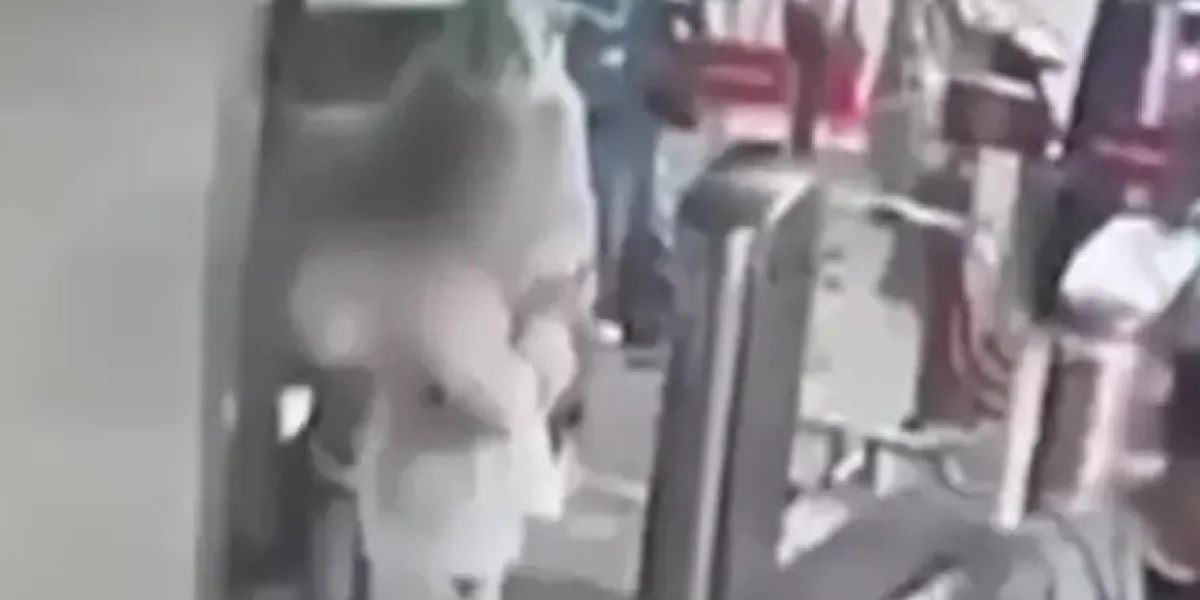 За дамочку в хиджабе, ударившую девушку-контролера в метро, взялся лично Бастрыкин
