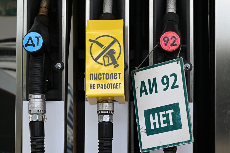 Россию накрывает «бензиновый кризис»: власти признали дефицит топлива из-за ударов ВСУ