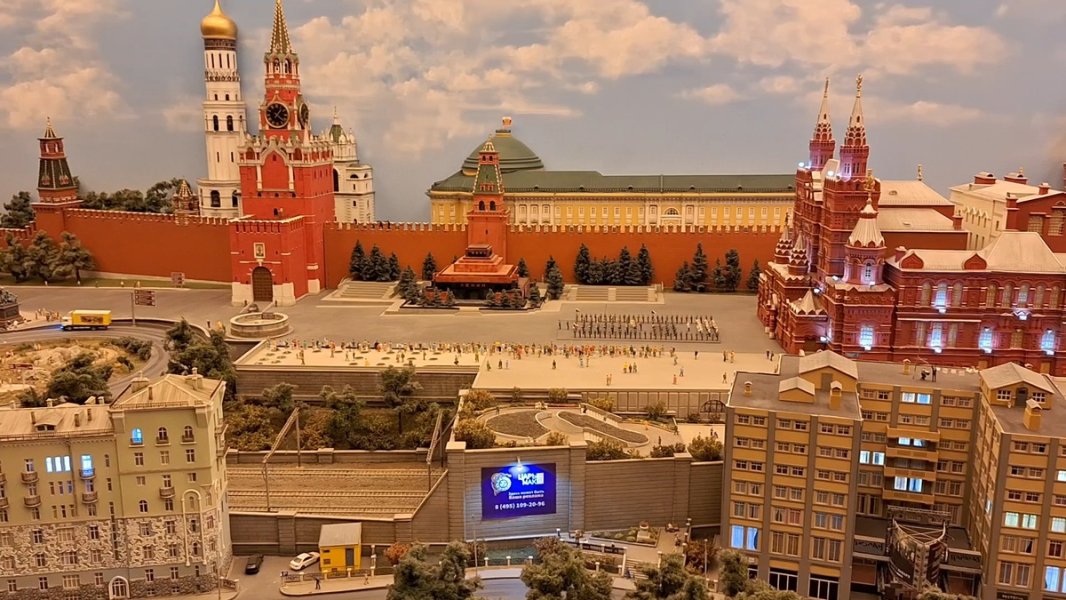 «Царь-макет» всей России – где Фредди Крюгер встречается с «Кин-Дза-Дзой»!