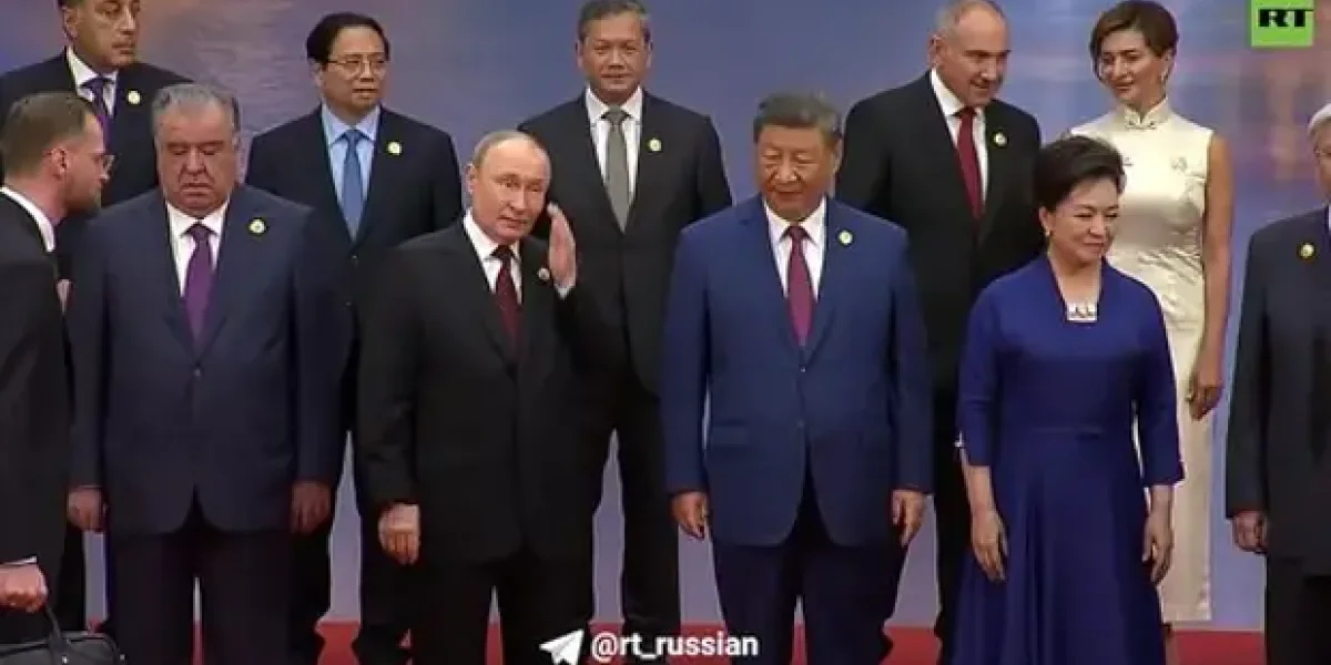 Алиев стоял недовольный с краю, Рахмон опять рядом с Путиным. А знаете, кто войдет в "тройку главных" на Параде 3 сентября?