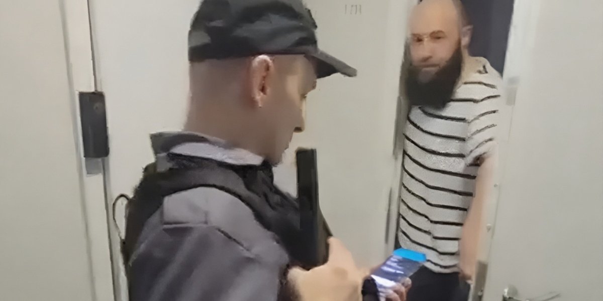 «Я тут хозяин! Ходи и оглядывайся!»: бородач всю ночь кошмарил соседей и не испугался полиции, которую вызвали из-за громкого веселья
