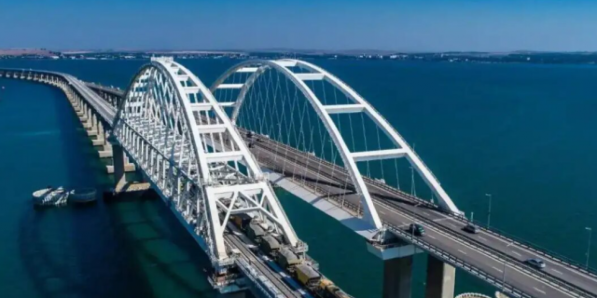 На Крымском мосту в сторону Краснодарского края образовалась очередь из почти 1,4 тысячи автомобилей
