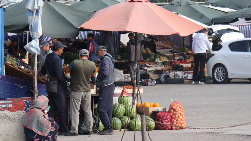 Жители ЖК в Подмосковье не выдержали и разметали по асфальту палатки с тухлыми помидорами приезжих нелегалов.