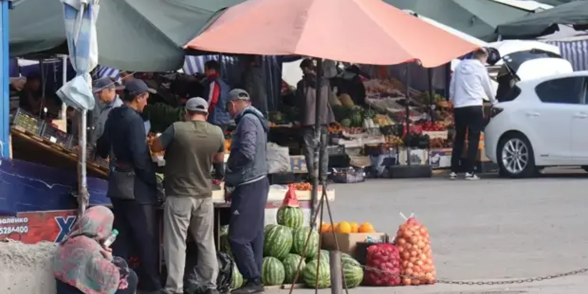 Жители ЖК в Люберцах не выдержали и разметали по асфальту палатки с тухлыми помидорами