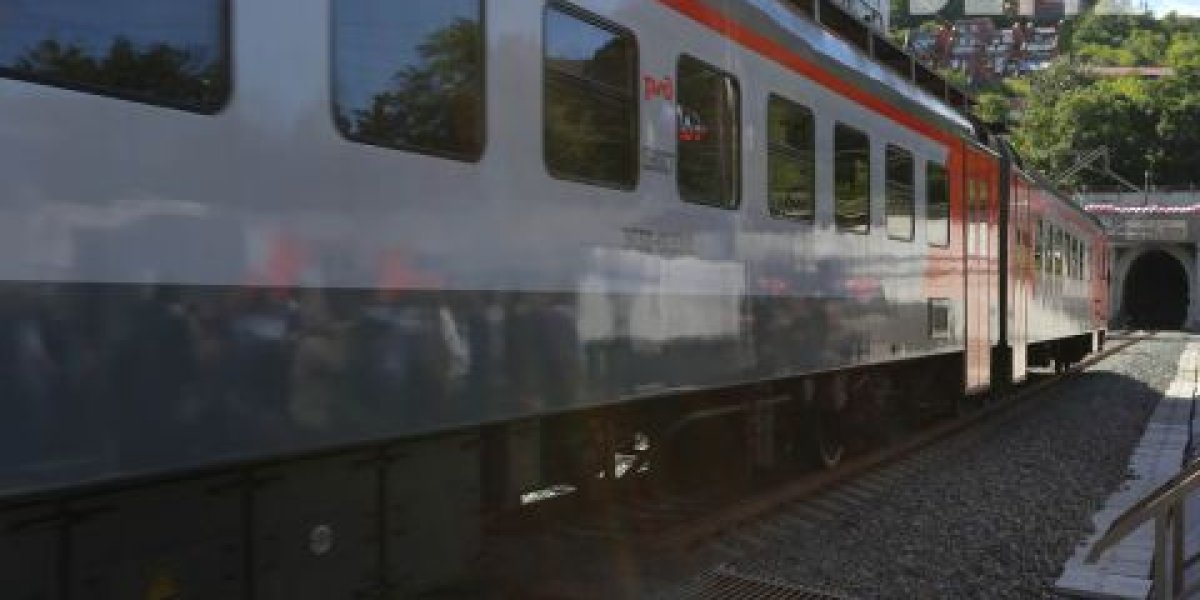 В тесноте и духоте: "лёгкое метро" Владивостока не вмещает всех желающих