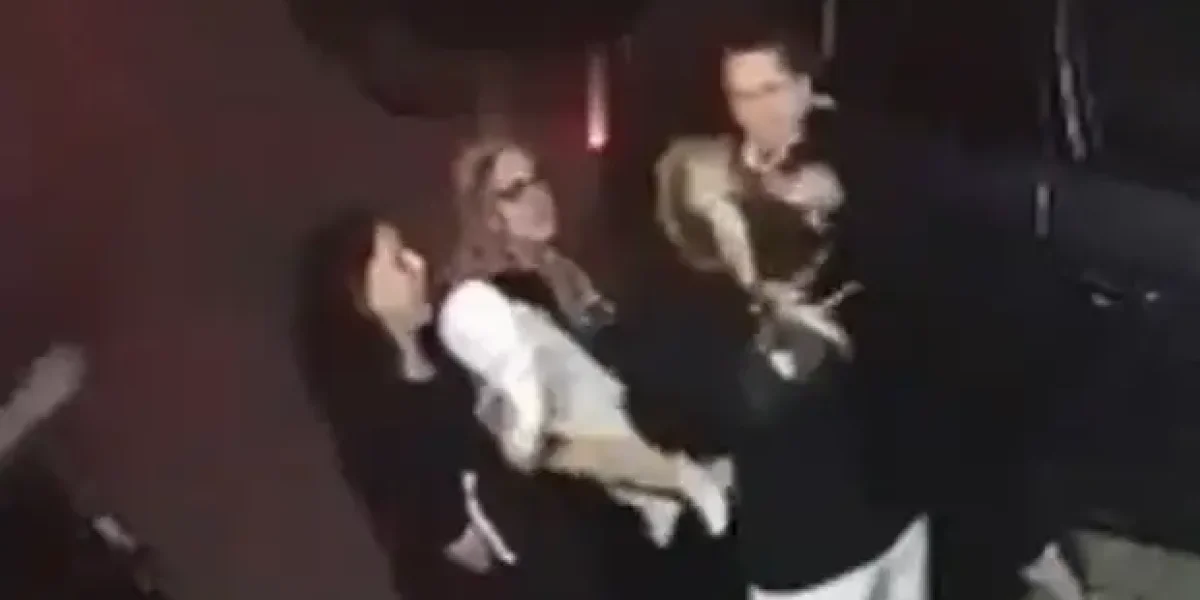 "Здесь наше место, а вы уезжайте отсюда!" Женщины в хиджабах вырвали клок волос блондинке с малышом. Видео