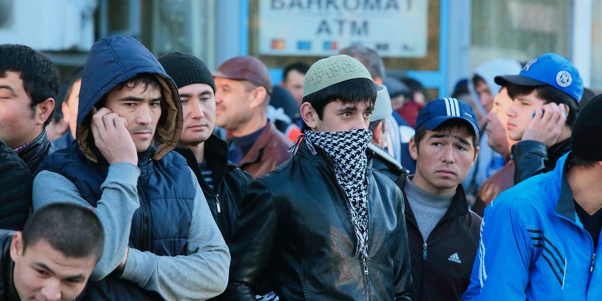 Приезжий дерзко нашу девушку преследовал, но увидев что с ней русские парни, побоялся даже из машины выйти и пообещал не беспокоить