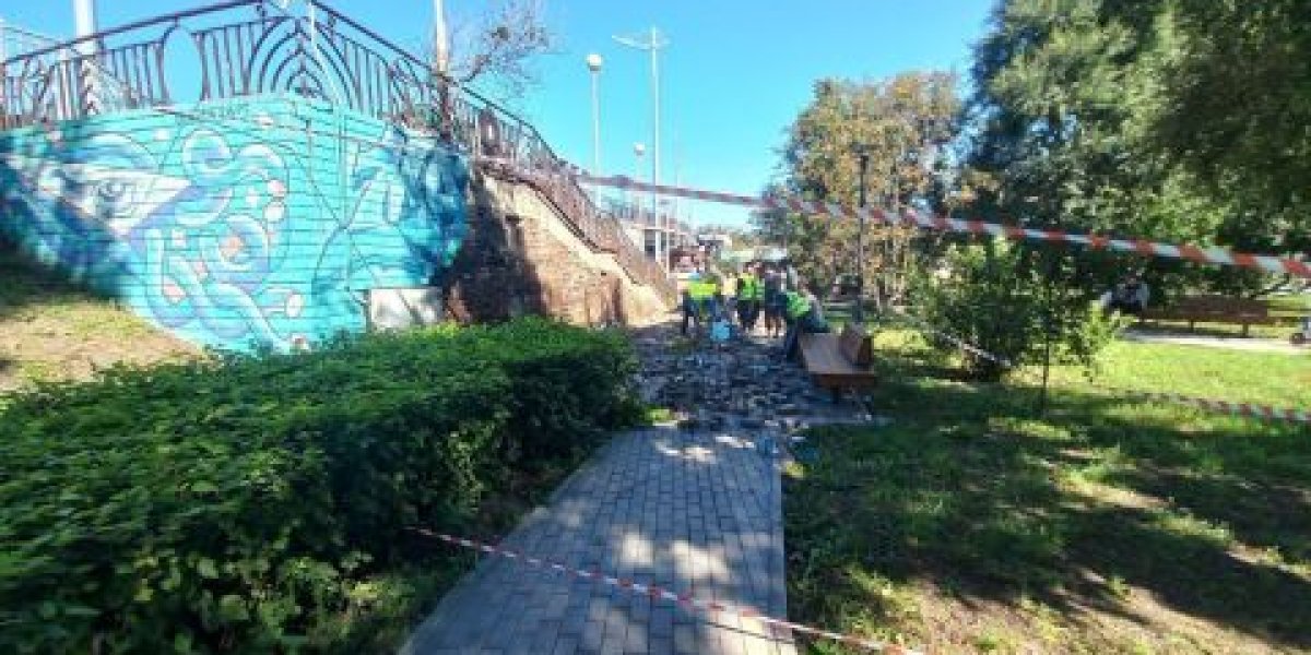 Аварийная стена частично обрушилась во Владивостоке, пока искали её балансодержателя