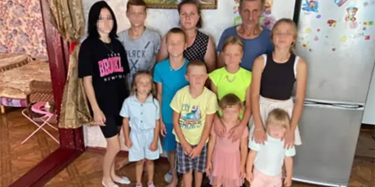 "Погиб не в бою". Вдове и матери десятерых детей чиновники платить не хотят. И Орден Мужества не помогает