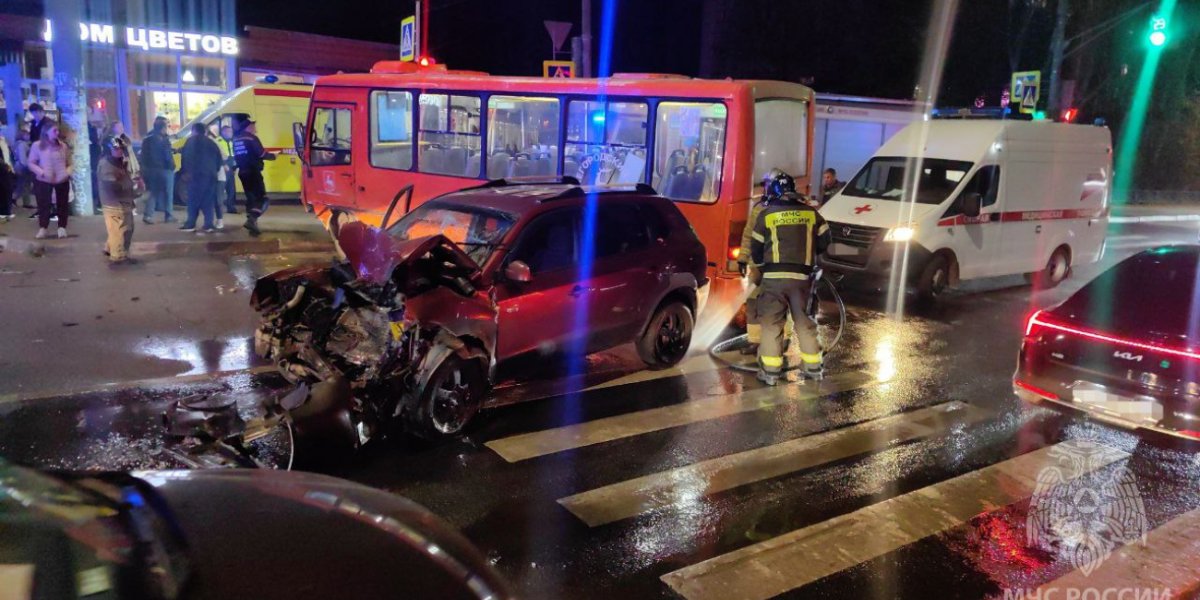 В Нижнем Новгороде столкнулись автобус и иномарка из-за упрямых водителей