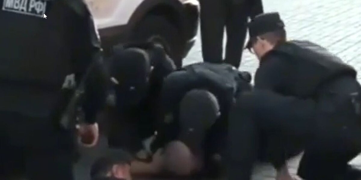 «Овощные короли» против полиции: питерские силовики не стали церемонится и быстро уложили лицом на асфальт наглых приезжих