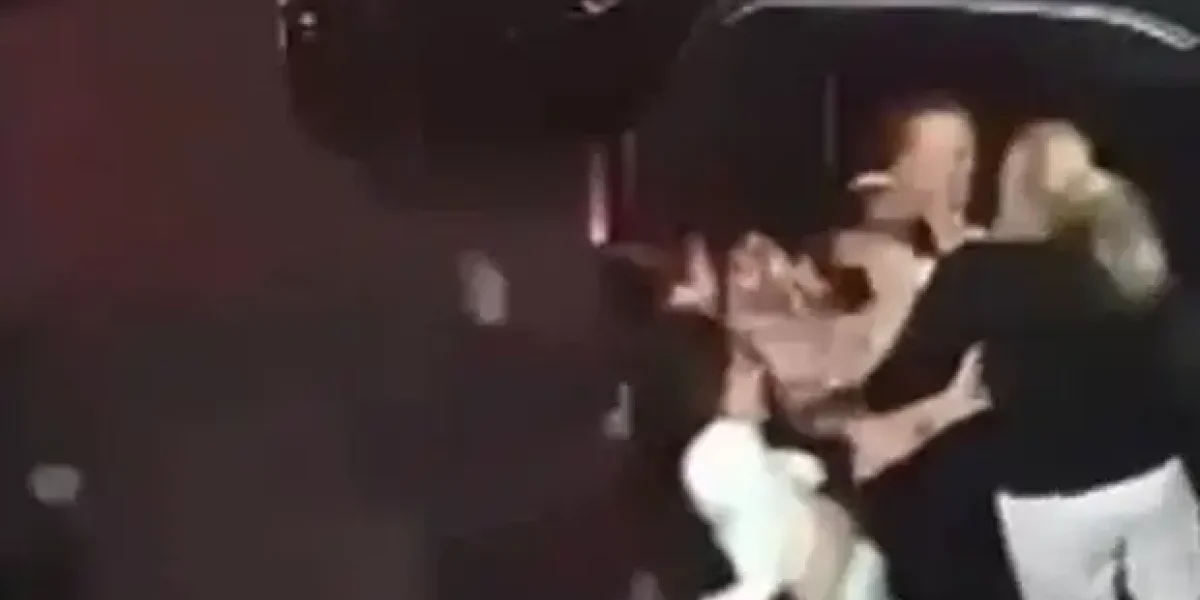 "Здесь наше место, а вы уезжайте отсюда!" Женщины в хиджабах вырвали клок волос блондинке с малышом. Видео