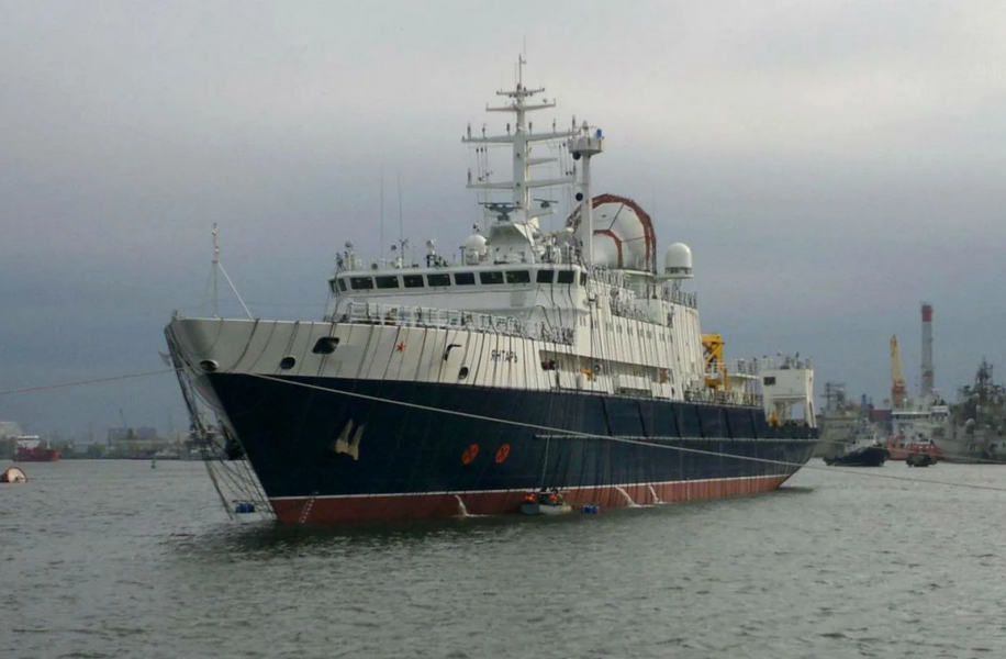 Десять лет назад ВМФ России получил судно, ставшее ныне "Угрозой Британии №1". Почему британские адмиралы так бесятся, когда оно близко?