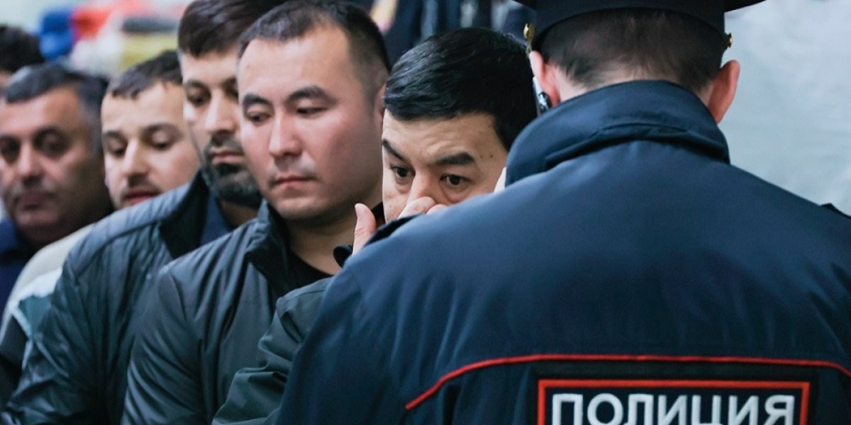 Что только не делал этот мигрант в РФ, но все вокруг него были виноваты: перед депортацией совсем по-другому заговорил
