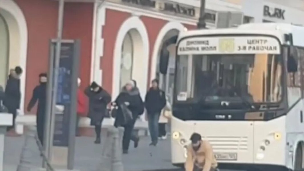 "Опаздывали, но были заперты в автобусе и ждали": Способ отучить водителей от намаза на работе найден