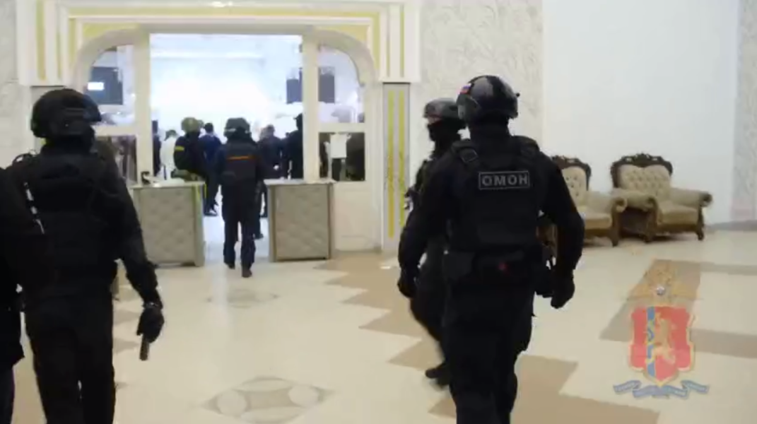 Русским на такое денег не хватит: на свадьбу к мигрантам пришёл ОМОН. Размах банкета беспредельный