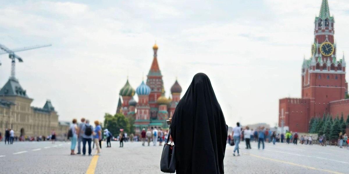 В московском метро с удивлением наблюдали, как две женщины в хиджабах с мужчиной разборки устроили: закрой свой рот