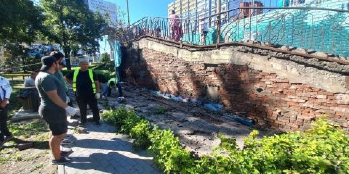 Аварийная стена частично обрушилась во Владивостоке, пока искали её балансодержателя