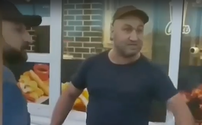 Жители ЖК в Подмосковье не выдержали и разметали по асфальту палатки с тухлыми помидорами приезжих нелегалов.