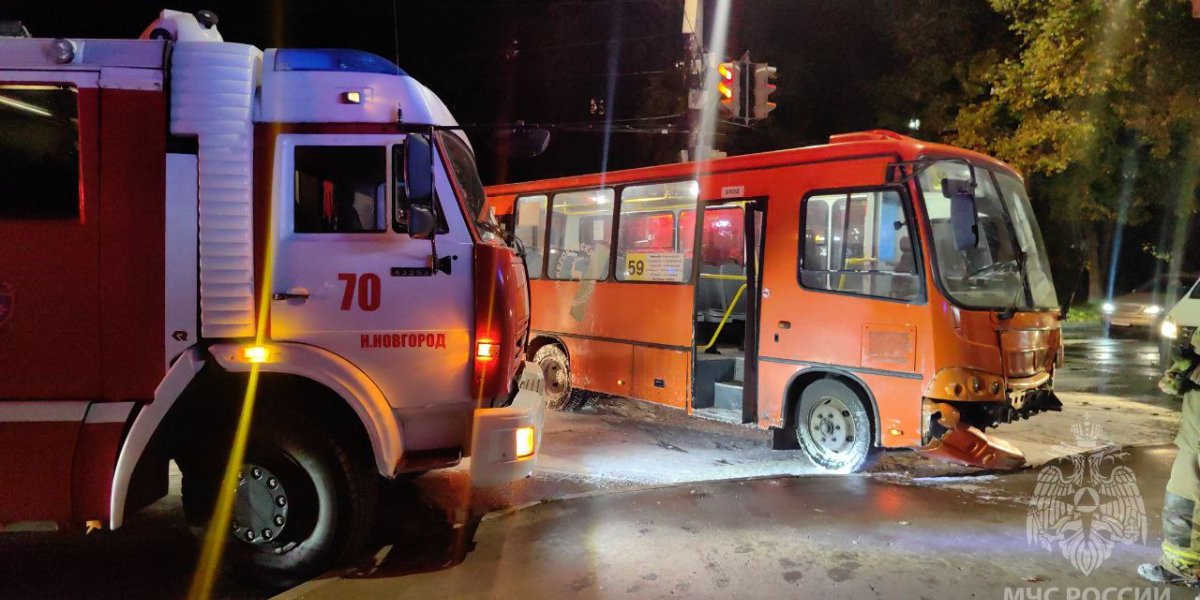 В Нижнем Новгороде столкнулись автобус и иномарка из-за упрямых водителей