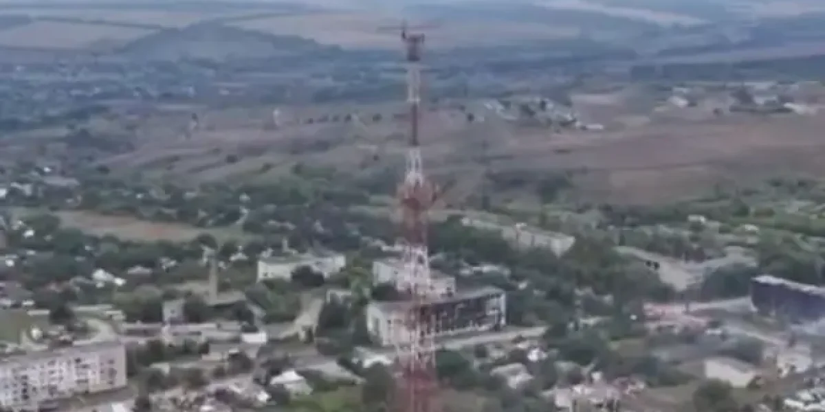 После фразы Герасимова "Мы взяли пол-Купянска" спустили флаг России на магнитах на телевышку. Где правда?